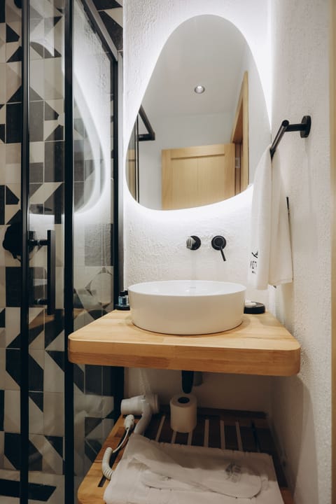 Standard Room, 1 Bedroom, Non Smoking, Private Bathroom | Bathroom | Shower, hydromassage showerhead, hair dryer, slippers