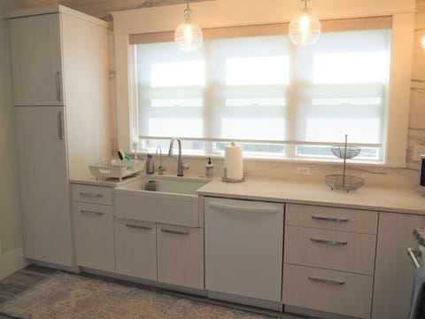 KITCHEN:  Beautiful kitchen with all appliances including a dishwasher and a cute little coffee bar.