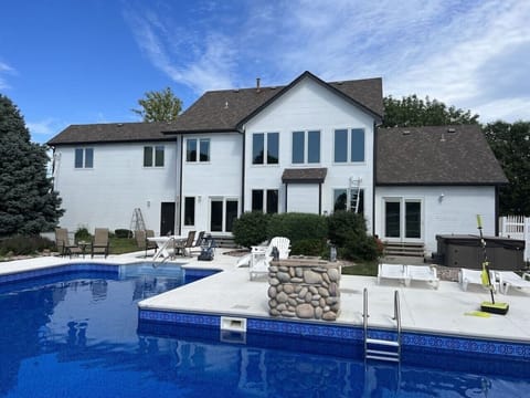 HUGE Pool, Diving Board and  Hot Tub