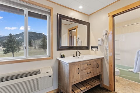 Discovery Double Queen | Bathroom | Combined shower/tub, free toiletries, hair dryer, towels