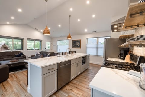 Full, modern kitchen