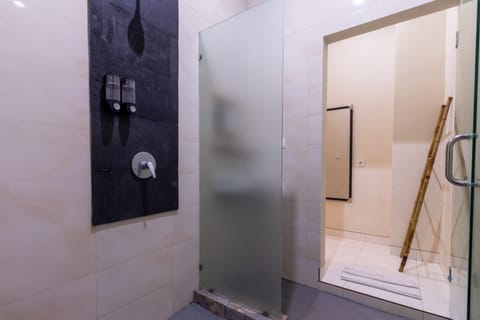 Deluxe Twin Room, 2 Twin Beds, Non Smoking, Private Bathroom | Bathroom | Shower, free toiletries, hair dryer, towels