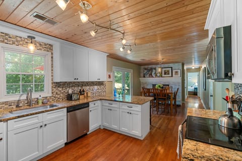 Beautiful, well stocked kitchen 
With granite countertops 