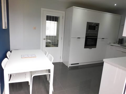 Beautiful 3 bedroom home with large garden. 35 mins to Glasgow & Edinburgh. House in Scotland