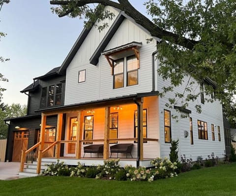 Front of the house, parking for 6 cars in the driveway