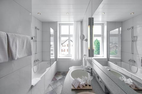 Junior Suite Classic | Bathroom | Free toiletries, hair dryer, bathrobes, slippers