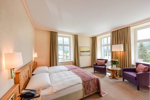 Junior Suite Classic | Hypo-allergenic bedding, down comforters, free minibar, in-room safe
