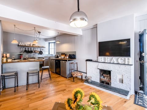 Cottage | Private kitchen | Fridge, electric kettle, toaster, cookware/dishes/utensils