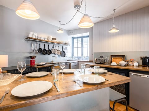 Cottage | Private kitchen | Fridge, electric kettle, toaster, cookware/dishes/utensils