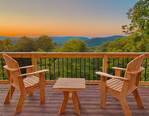 Relax on the large deck and enjoy the amazing views!