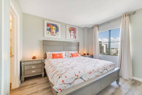 Master bedroom w/1 king-size bed