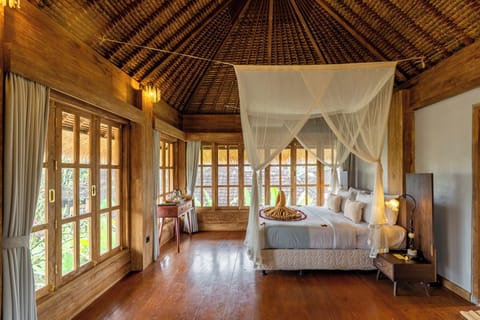 Royal Room | Premium bedding, down comforters, pillowtop beds, minibar