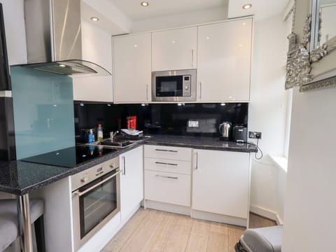 Cottage | Private kitchen | Fridge, electric kettle, toaster, cookware/dishes/utensils