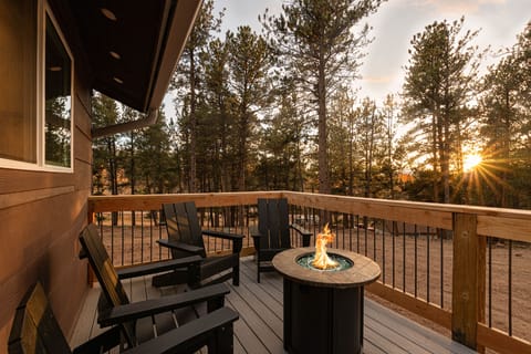 Enjoy a morning coffee or evening hot chocolate on the deck with the fire pit. 