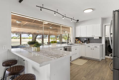 [Kitchen] Fully stocked & equipped