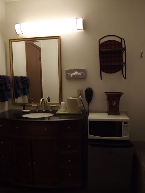 2 Queen Beds, (K9 Friendly), Hill View, Ground Floor | Bathroom | Combined shower/tub, hair dryer, towels