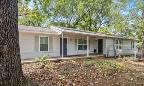 Unit is in small, privately owned duplex. Small backyard (no pets, please)