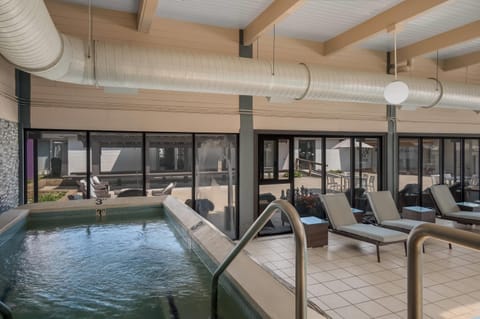 Indoor spa tub