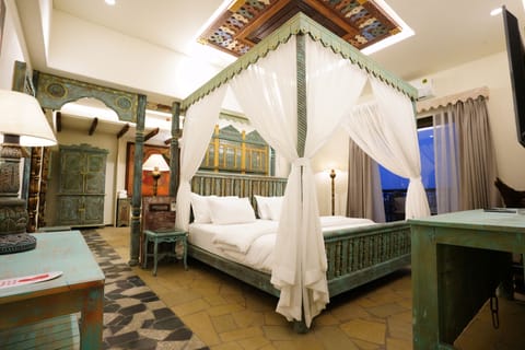 Suite | Desk, free WiFi, bed sheets