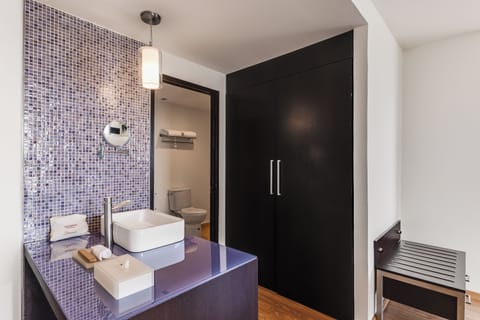 Superior Room King | Bathroom | Shower, free toiletries, towels
