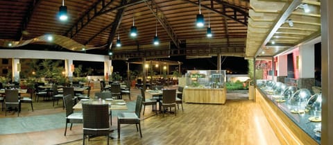 3 restaurants; breakfast, lunch, and dinner served