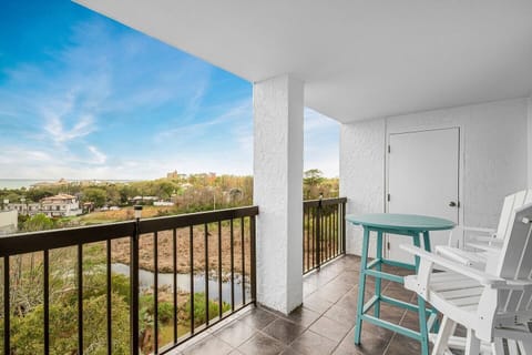 Unwind on the balcony, breathing in the fresh ocean air while marveling at the expansive views of the Atlantic. Whether you're sipping your morning coffee or toasting a beautiful sunset, this balcony is your private oasis above the waves.