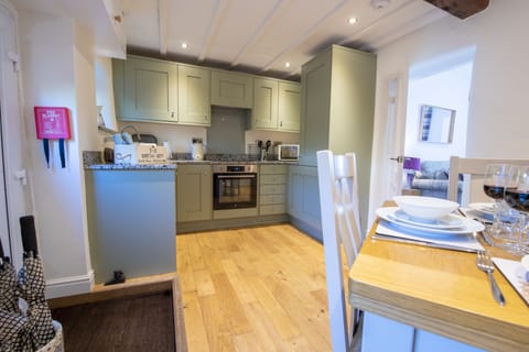 Ground floor: Modern kitchen