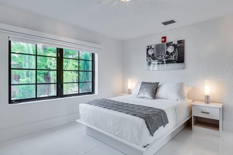 Deluxe Room | Iron/ironing board, free WiFi, bed sheets