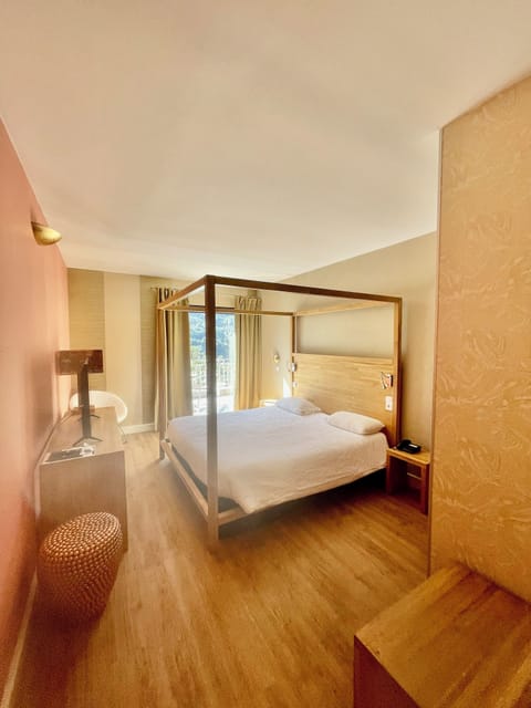 Premium bedding, in-room safe, desk, laptop workspace