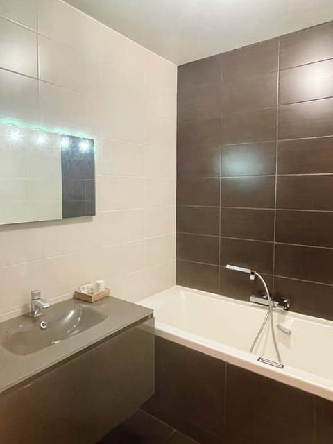 Deluxe Double Room, Terrace | Bathroom | Combined shower/tub, free toiletries, hair dryer, towels