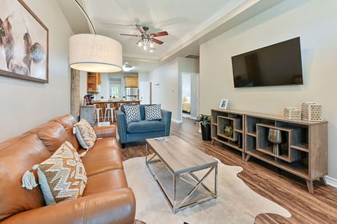 Modern/western decor throughout the home