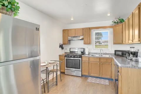 Full kitchen with fridge, oven, microwave, blender, and more.