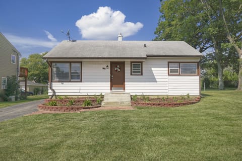 Charming house with 3 bedrooms and 1 full bathroom.