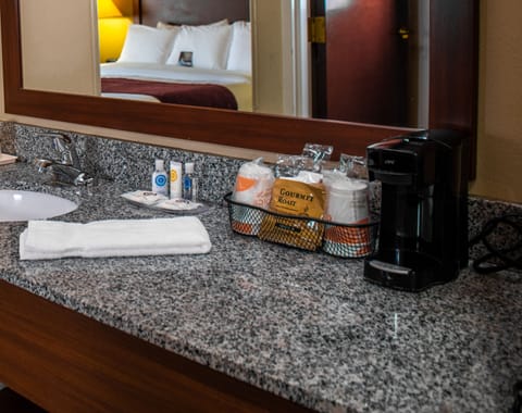 Combined shower/tub, free toiletries, hair dryer, towels