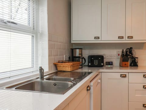 Cottage | Private kitchen | Fridge, dishwasher, electric kettle, toaster