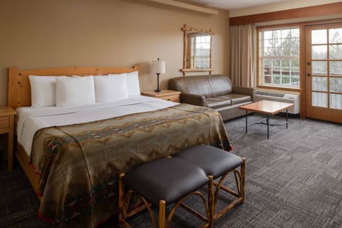 Deluxe Room, 1 King Bed | Pillowtop beds, in-room safe, desk, iron/ironing board