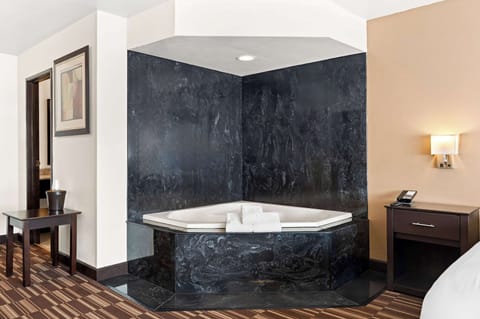 Suite, 1 King Bed, Non Smoking, Jetted Tub | Premium bedding, desk, iron/ironing board, cribs (free)