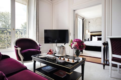 Deluxe Suite | Living area | 32-inch plasma TV with satellite channels, TV, iPad