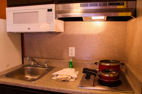 Full-size fridge, microwave, stovetop, coffee/tea maker