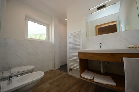 Shower, rainfall showerhead, free toiletries, hair dryer