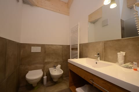 Shower, rainfall showerhead, free toiletries, hair dryer