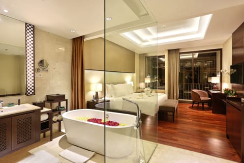 Minibar, in-room safe, desk, iron/ironing board