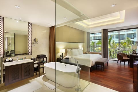 Premier Room | Minibar, in-room safe, desk, iron/ironing board