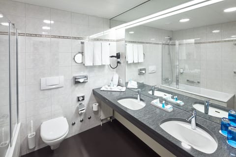 Familienzimmer | Bathroom | Eco-friendly toiletries, hair dryer, slippers, heated floors