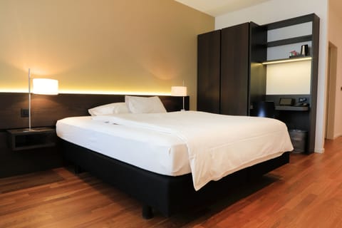 Hypo-allergenic bedding, minibar, in-room safe, desk