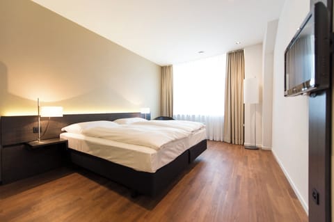 Hypo-allergenic bedding, minibar, in-room safe, desk