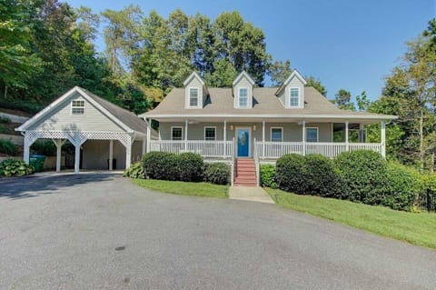 Firefly Hideaway near Asheville 4 BR 3.5 Bath Hot Tub.