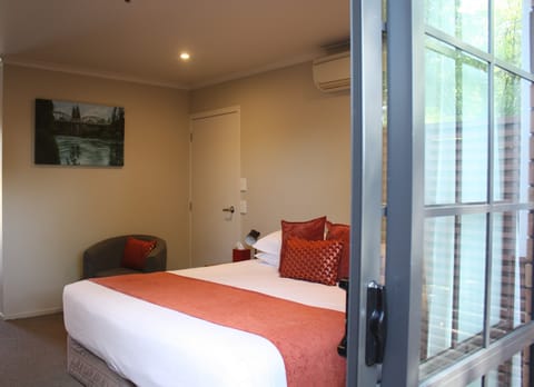 Premium bedding, desk, iron/ironing board, free WiFi