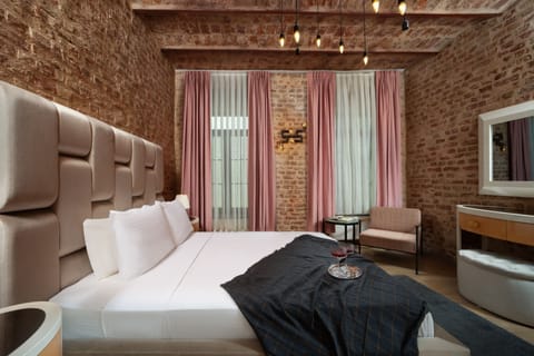 Deluxe Double Room with Brick Wall | Egyptian cotton sheets, premium bedding, minibar, in-room safe