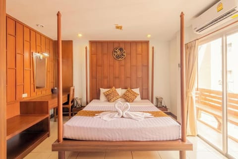 Deluxe Double or Twin Room | Minibar, in-room safe, blackout drapes, free WiFi